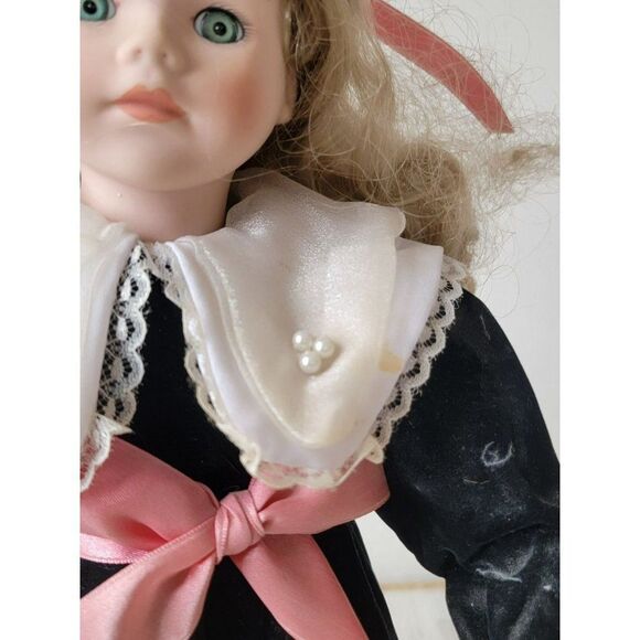 Brinn's Lindsey porcelain doll collectible decor figure - Picture 5 of 16